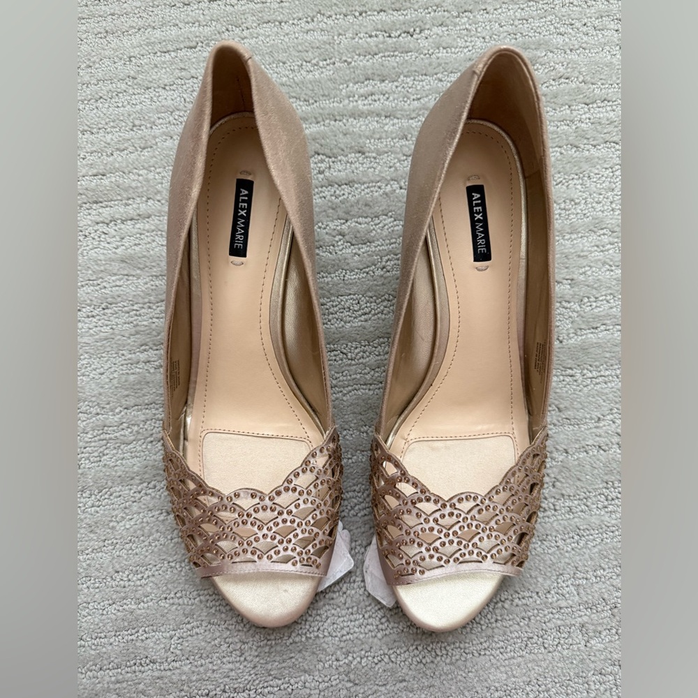 NWT-Alex Marie, peep toe wedge, gold, size 9.5